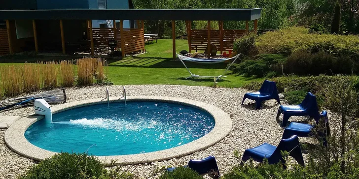 Od 10. května je pak k dispozici neomezeně venkovní kopulí krytý bazén s protiproudem a osvětlením. Garantovaná teplota 28 - 31°C.