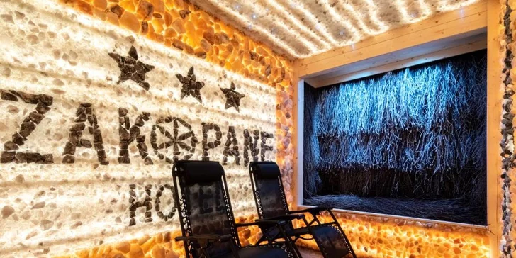 Príjemnú atmosféru na odpočinok predstavuje relaxačná miestnosť s ležadlami. 