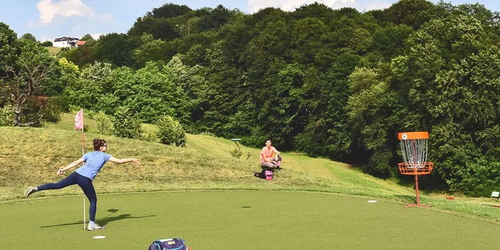 Zahrát si můžete tenis, golf i diskgolf.