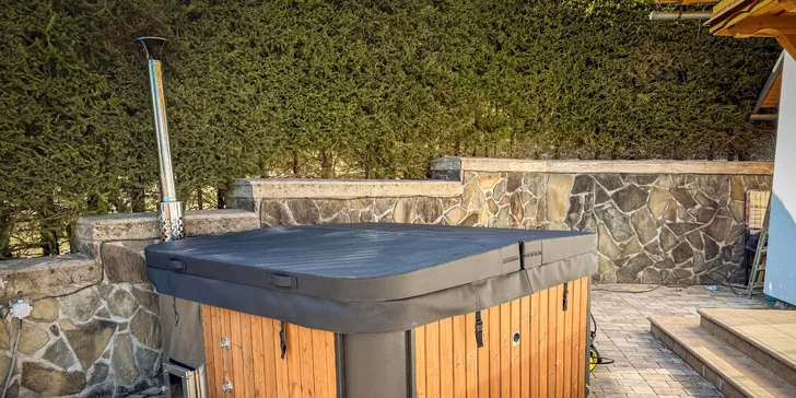 Tešiť sa môžete aj na horúcu vonkajšiu kaďu s masážnymi tryskami.