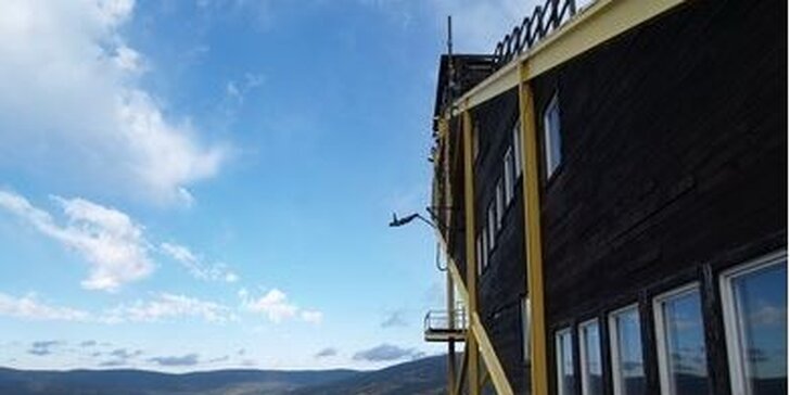 Extrémní bungee jumping z televizní věže