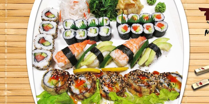 Menu s 29 kousky sushi i mořskými řasami a salátem