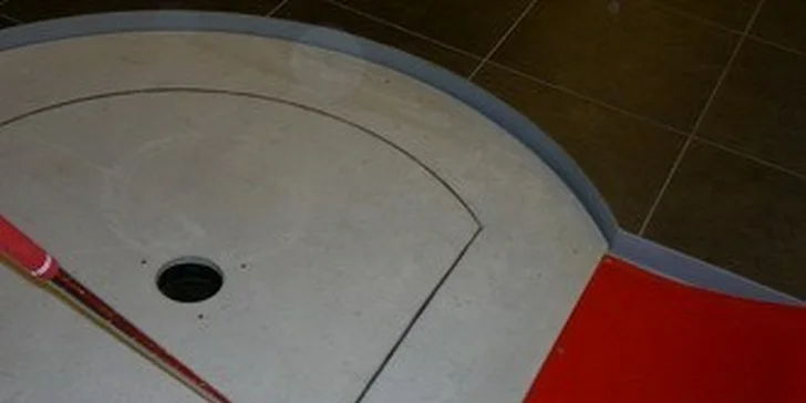 Indoor minigolf v Lounech v délce 1 hodiny včetně zapůjčení vybavení