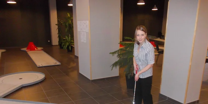 Indoor minigolf v Lounech v délce 1 hodiny včetně zapůjčení vybavení