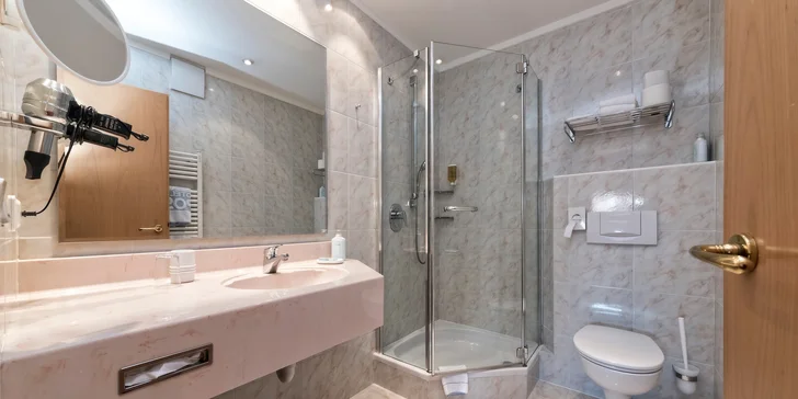 Ve všech pokojích najdete koupelnu se sprchou a WC.
