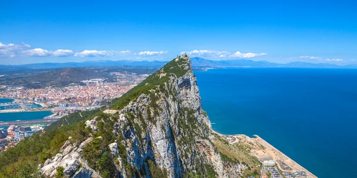 Gibraltar je jedinečný fenomén v rámci celej Európy – kúsok Británie na Španielskom území, voľne pobehujúce opičky a dych vyrážajúca Gibraltarská skala