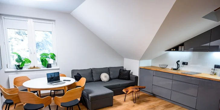 V apartmánoch nájdete ešte kuchynský kútik a obývaciu časť s pohovkou i jedálenským posedením.