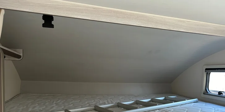 Samozřejmostí je solární dobíjení a zásobník na vodu (95 l), takže se nebudete muset takřka o nic starat. 