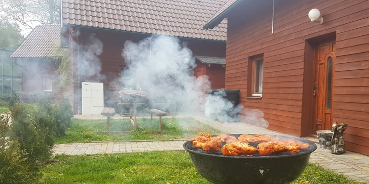 U každé chaty malý gril