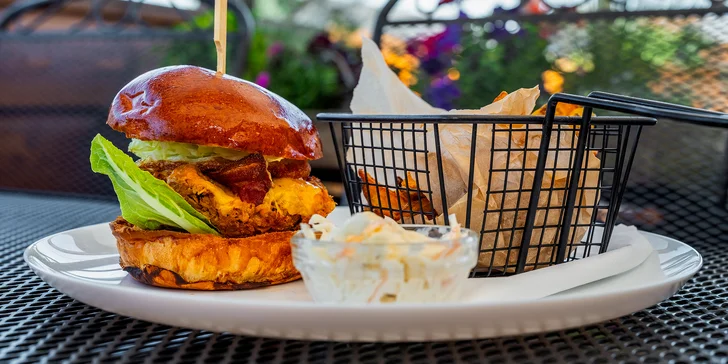 Heřmanický burger s trhaným masem a slaninou, hranolky a coleslaw pro 1 nebo 2 osoby
