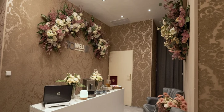 Salon je moderně a vkusně zařízený
