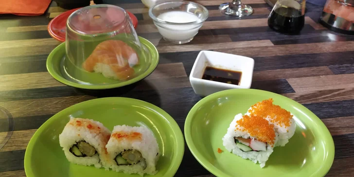 Na pásu jezdí nejen sushi, ale i mořské plody, ovoce, dezerty a další speciality. 