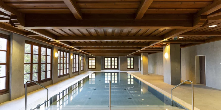 Vo wellness je bazén, sauna aj para.