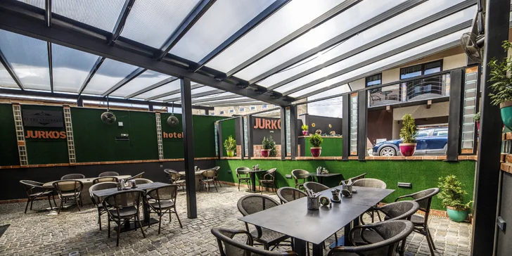 Restaurace má venkovní terasu, kde je možné přes letní sezónu příjemně relaxovat.