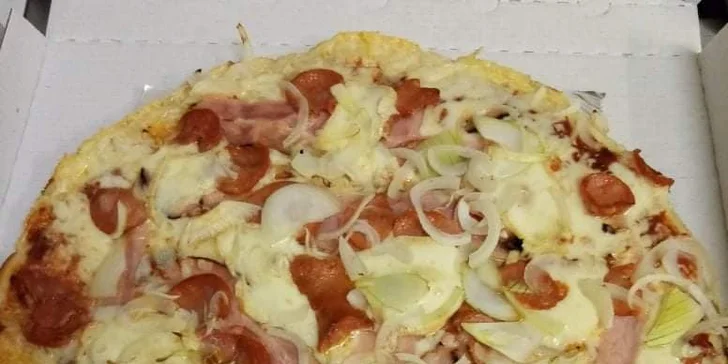 Z menu si vyberete dvě pizzy o průměru 32 nebo 45 cm (menší do 139 Kč, větší do 219 Kč). 