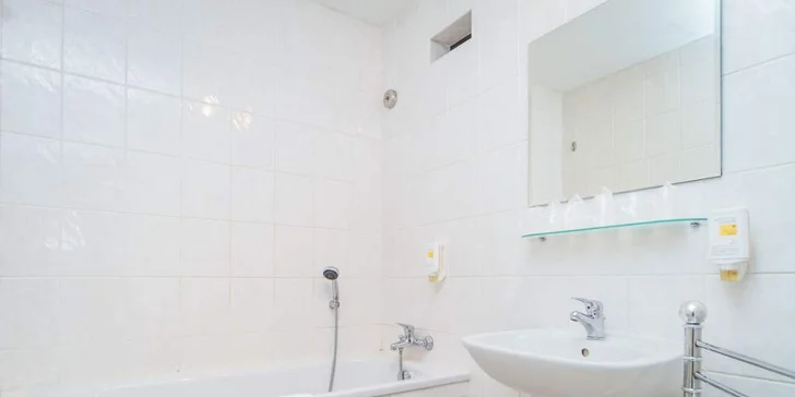 Nechybí ani samostatná koupelna s fénem.