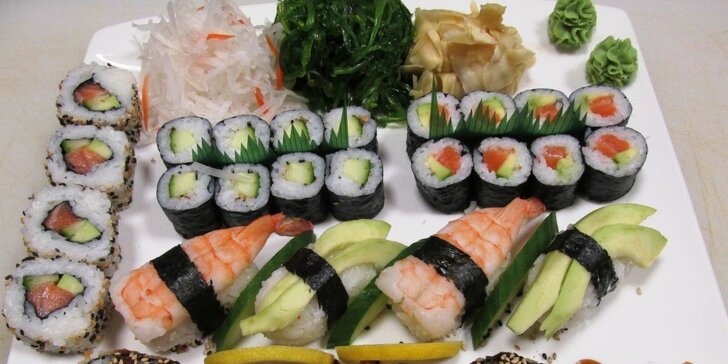 Menu s 29 kousky sushi i mořskými řasami a salátem