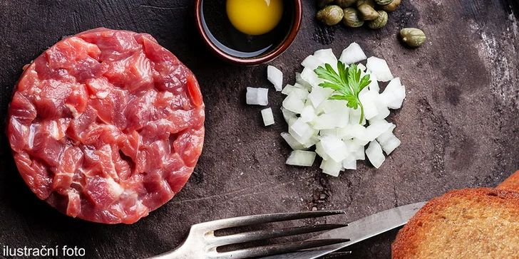 Velký 300g tatarák a 6 topinek v hudebním klubu E99