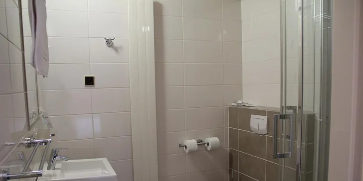 Nechybí vlastní koupelna a WC.