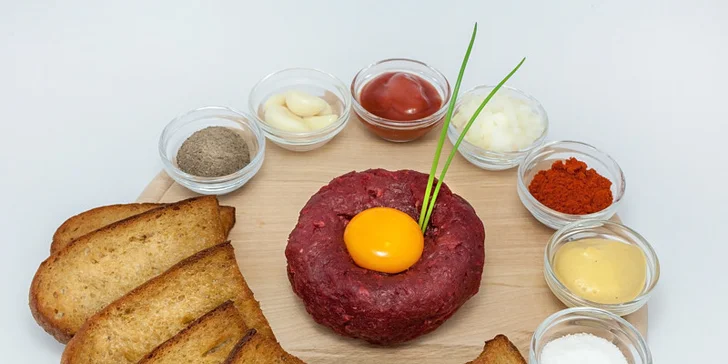 Tatarák z mladého býčka a dvě piva v restauraci Malé Divy