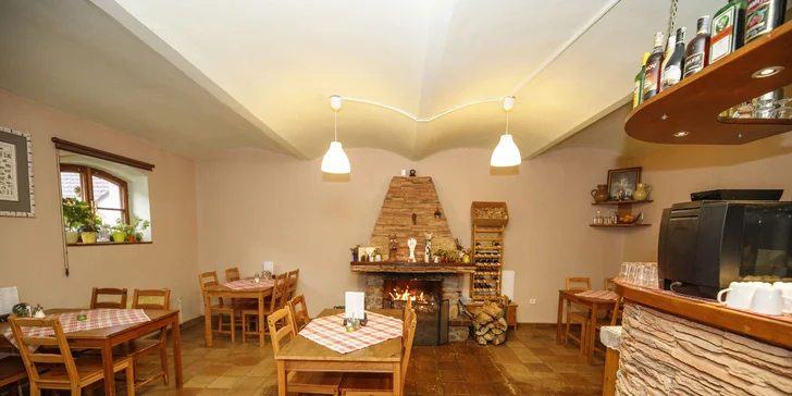 Až se večer vrátíte, můžete zážitky vstřebat třeba nad vepřovým kolínkem s dobrým pivem (za příplatek v restauraci).