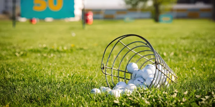 V ceně máte zapůjčení golfového vybavení a neomezený počet odpálených míčků. 