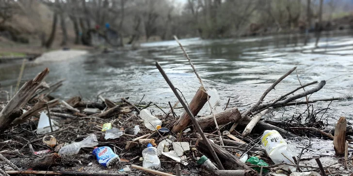 Rieka Hron pri skale Kráľová nad Medzibrodom (pri Slovenskej Lupči).