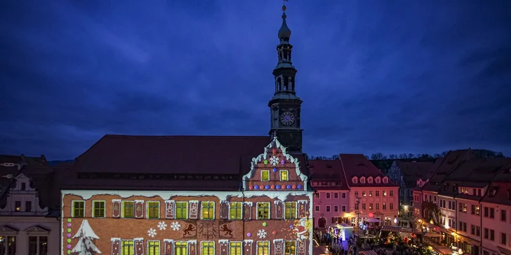 K příjemné atmosféře přispívá i osvětlení fasád domu. Do stánků vás zavede vůně svařeného vína a pečených klobás. Dále můžete ochutnat místní speciality jako zavináče v housce nebo sýrové chlebové bochníky.