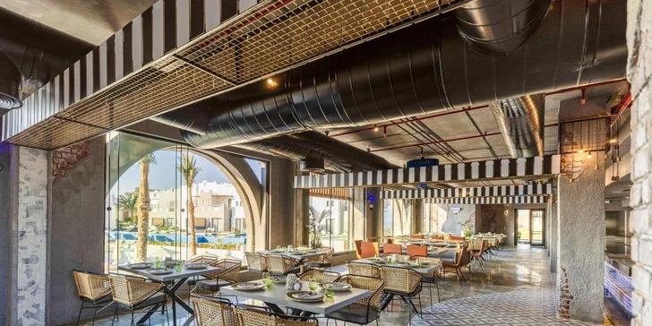 V ceně máte návštěvu restaurací à la carte zaměřených na mezinárodní, italskou a řeckou kuchyni (nutná rezervace) a dále vás bude lákat také rybí restaurace (za poplatek).


