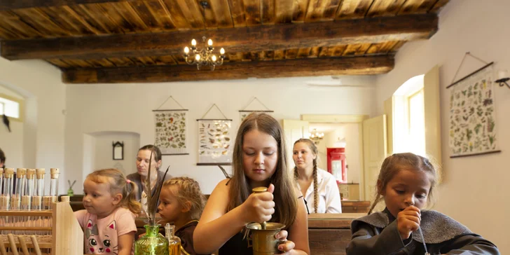 V učebně lektvarů si můžete vyrobit mýdlo s bylinkami, oleje na různé neduhy nebo třeba závěs proti komárům s citronelou nebo levandulí. 