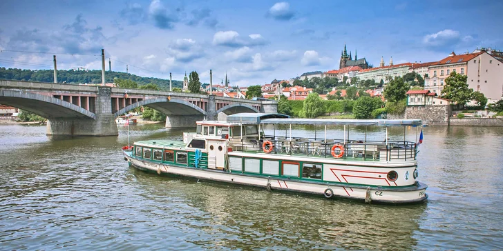 Výletní lodě na Vltavě v Praze jsou v provozu po celý rok, v létě jsou dokonce klimatizované.
