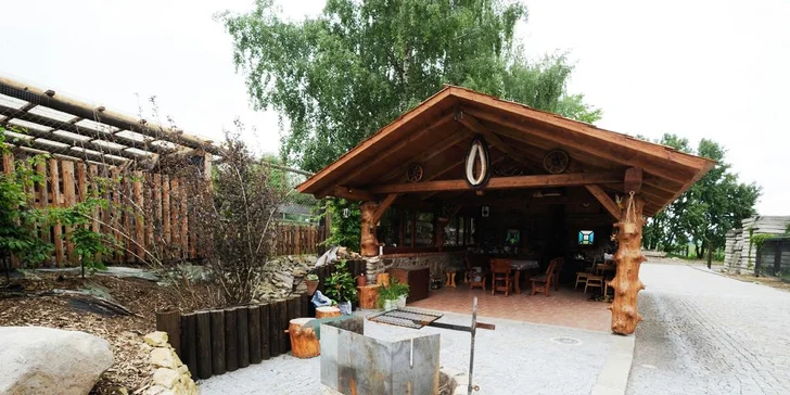 Posedět můžete na venkovní terase. Tady můžete využívat i gril.
