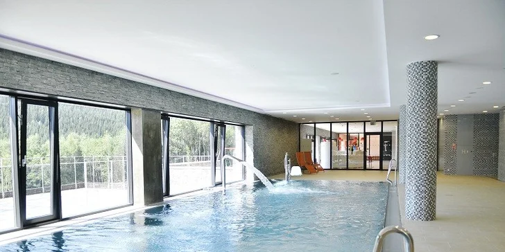 V ceně voucheru je taktéž 1× vstup na 120 min. do wellness v hotelu Vista pro dva (platí v týdnu na bazén, vířivku, kneippu, saunu i páru) N