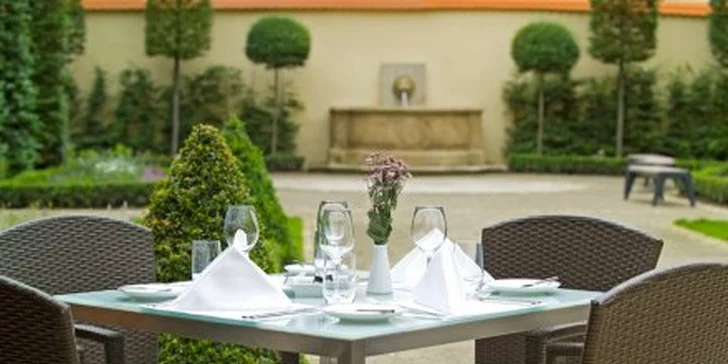 999 Kč za SEDMICHODOVÉ degustační menu PRO DVA v restauraci Le Grill hotelu Kempinski. Vrcholná gastronomie v přepychovém menu a sleva 60 %
