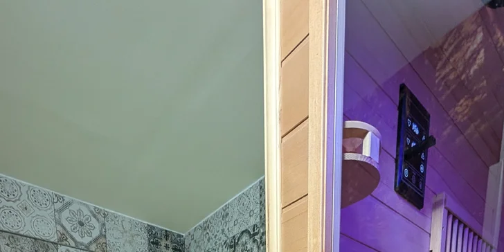 Ve wellness je hydromasážní vana a infrasauna. 