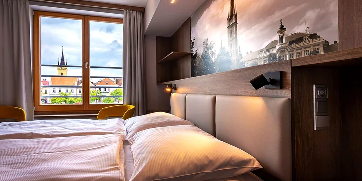 Připravený pro vás bude pokoj kategorie Standard nebo Lux s výhledem na náměstí.