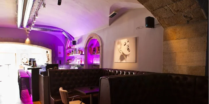 Dva burgery s přílohou, salátem a výhledem na Hradčany