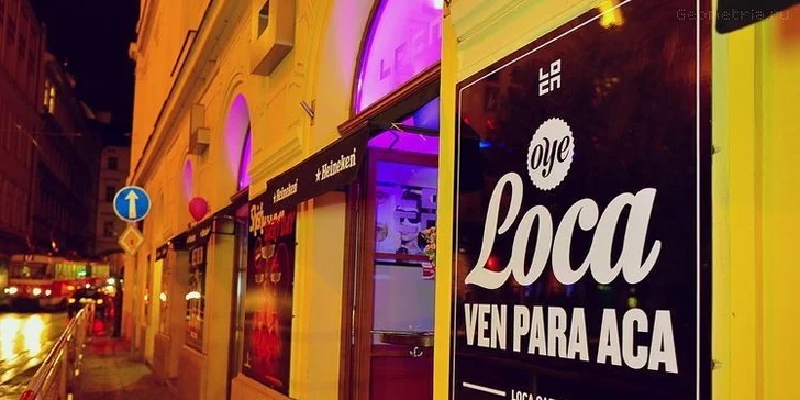 Dva burgery s přílohou, salátem a výhledem na Hradčany