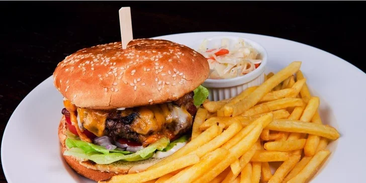Dva burgery s přílohou, salátem a výhledem na Hradčany