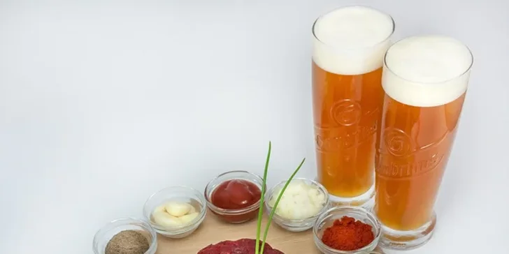 Tatarák z mladého býčka a dvě piva v restauraci Malé Divy