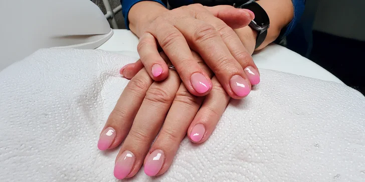 Vyberte si techniku úpravy nehtů: francii, ombré, celobarevné nehty nebo zajímavé zdobení. 