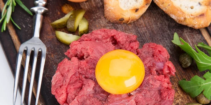 Dvojitý tatarský biftek (240 g) + neomezeně topinek