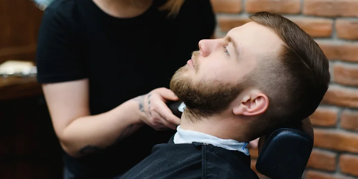 Barber v centru Hradce uvnitř OC Atrium: mytí, střih, foukaná a závěrečný styling vlasů i úprava vousů