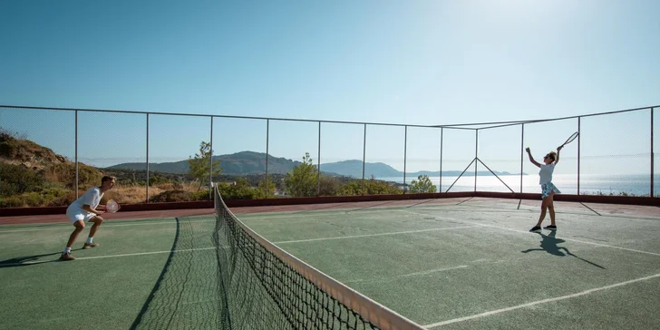 Ze sportovních aktivit se nabízí např. tenis, fitko, plážový volejbal či fotbal.