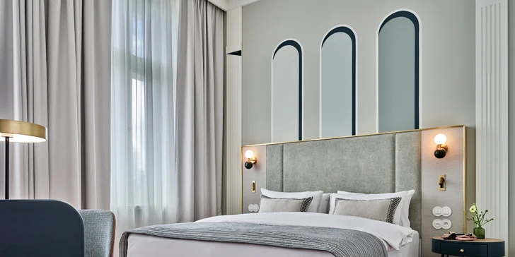 V oboch typoch izieb nechýba minibar, sada na prípravu kávy a čaju ani poháre na víno.