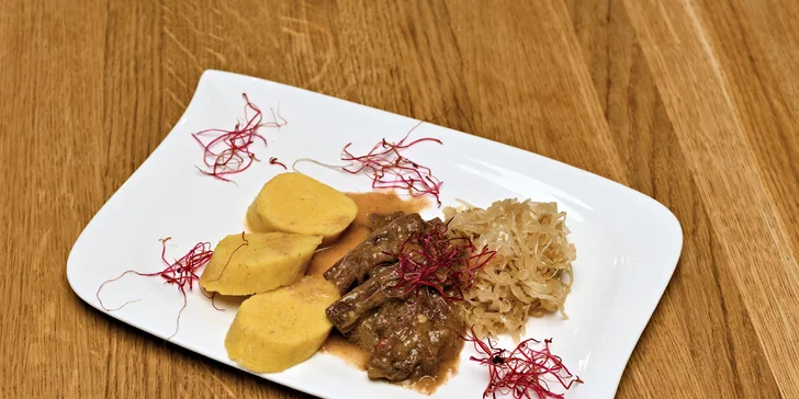 Hlavní hvězdou menu je trhané hovězí vařené metodou sous-vide s dušeným zelím a bramborovým knedlíkem.