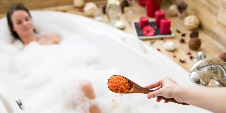Nejdřív vás čeká perličková koupel s vinným olejem, poté se prohřejte v soukromé parní kabince a užijete si i peeling na vyhřívaném stole.