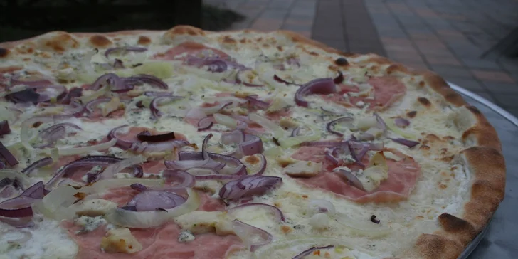 Obří pizza o průměru 45 cm s sebou do krabice