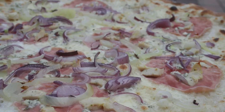 Obří pizza o průměru 45 cm s sebou do krabice