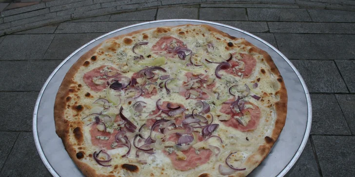 Obří pizza o průměru 45 cm s sebou do krabice